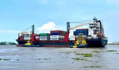 Buque en el canal del acceso al Puerto de Barranquilla.