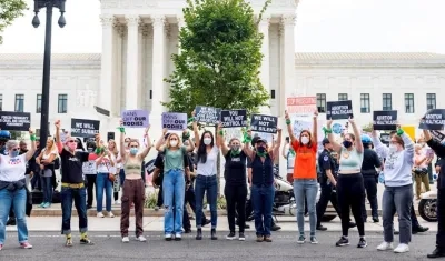Activistas a favor del aborto se reúnen frente a la Corte Suprema de los Estados Unidos.
