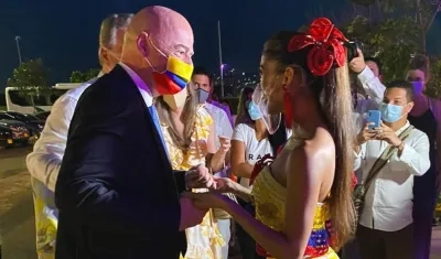 Presidente de la FIFA con la Reina del Carnaval.