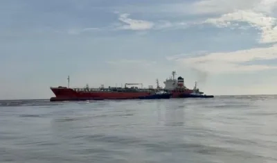  El buque encallado en Bocas de Ceniza lleva unas ocho toneladas de benceno.