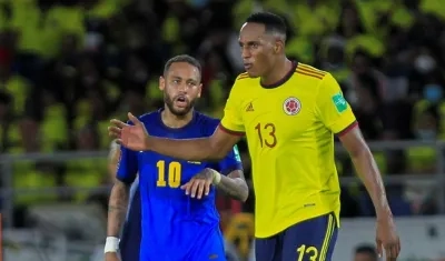 Yerry Mina y Neymar en el partido Colombia ante Brasil.