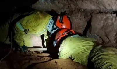 Bomberos mientras realizan un ejercicio en una cueva. 