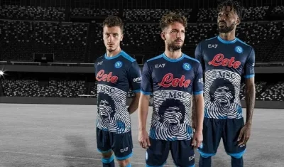 Camiseta conmemorativa del Nápoles a Diego Maradona. 
