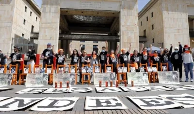 Familiares de las víctimas de desaparición forzada conmemoran hoy domingo, 36 años de la toma del Palacio de Justicia, en la Plaza de Bolívar de Bogotá.