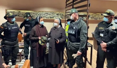 Gloria Cecilia Narváez (c) a su llegada al aeropuerto El Dorado de Bogotá (Colombia). La religiosa colombiana regresó al país luego de permanecer secuestrada durante más de cuatro años por grupos yihadistas.