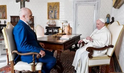 El Papa Francisco emprende su visita a Grecia y a Cipre.