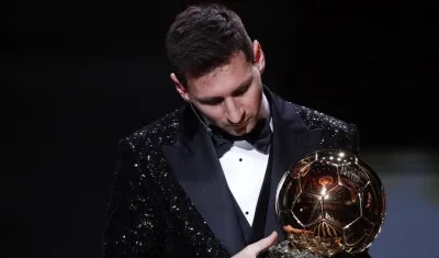 Lionel Messi recibe su séptimo Balón de Oro. 