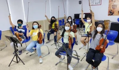 Algunos integrantes de la orquesta sinfónica juvenil del colegio Alemán de Barranquilla.