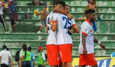 Jugadores del Unión Magdalena celebran el gol del triunfo ante Llaneros. 