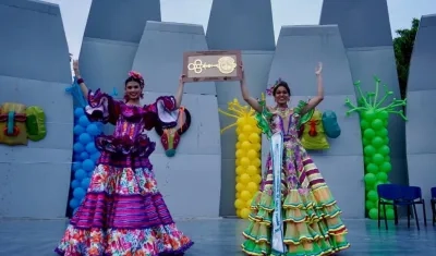 La Reina del Carnaval 2022, Valeria Charris, y la reina central de Santo Tomás, Naty Muñoz.