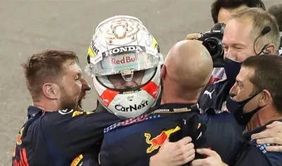 Max Verstappen celebra tras ganar la carrera y el título. 
