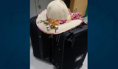 Las maletas y un sombrero de los turistas que se llevó el taxista.
