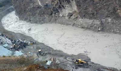 Vista general de una operación de rescate cerca del proyecto hidroeléctrico de Dhauliganga después de que se rompiera una parte del glaciar Nanda Devi.