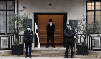 Varios agentes custodian la entrada del hospital King Edward VII de Londres.
