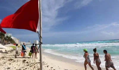 Turistas pasean por las playas del balneario de Cancún en Quintana Roo (México). 