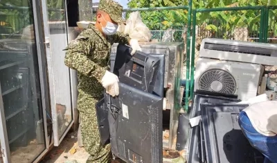 Personal de la Armada Nacional durante la recolección de residuos.