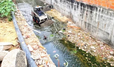 Maquinaria pesada retirando residuos sólidos en cauces de los arroyos.