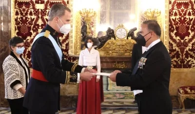 El rey Felipe VI recibe la Carta Credencial de manos del embajador de la República de Colombia, Luis Guillermo Plata Páez.