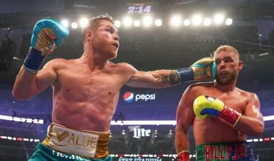 Saúl 'Canelo' Álvarez, boxeador mexicano, conecta un fuerte golpe sobre Billy Joe Saunders. 