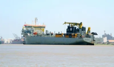 La draga 'Bartolomeu Días' en el puerto de Barranquilla.