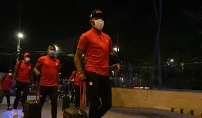 Jugadores del América a su llegada a Barranquilla. 