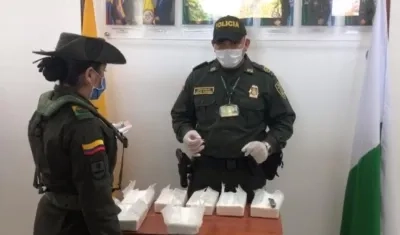 Cocaína hallada en uno de los baños del aeropuerto. 