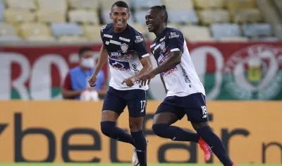 Edwuin Cetré celebrando con Gabriel Fuentes el gol del "Maracanazo" juniorista.