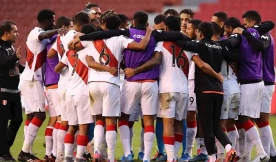 Jugadores de Perú celebrando el triunfo en Ecuador.