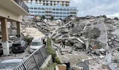 Así quedó lo que era la entrada del edificio de 12 pisos derrumbado parcialmente en la ciudad de Surfside, al norte de Miami Beach, Florida (EE.UU.).