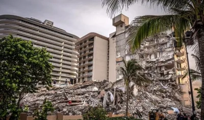 Sigue la búsqueda de desparecidos entre los escombros del edificio en Miami Beach.