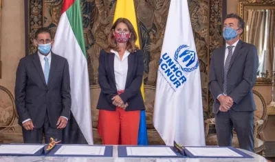 El Embajador de los EAU en Colombia, Salem Rashed Alowais, la Vicepresidente y Canciller, Marta Lucía Ramírez y el Representante en Colombia de la ACNUR, Jozef Merkx.