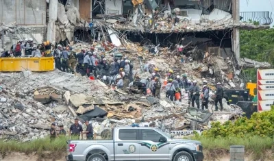 Rescatistas trabajan en el edificio derrumbado.