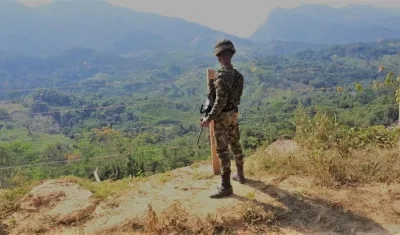 Un soldado observa desde lo alto en un puesto de vigilancia en un lugar en Colombia.