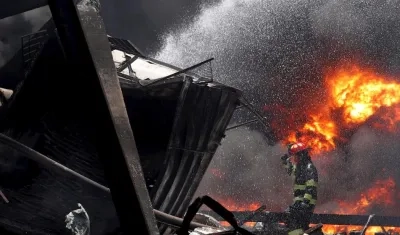 Un bombero tailandés extingue un incendio causado por una explosión en una fábrica de productos químicos de Ming Dih, en Tailandia.