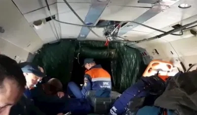 Un grupo de rescate del gobierno ruso acude al lugar de la tragedia aérea.Un grupo de rescate del gobierno ruso acude al lugar de la tragedia aérea.