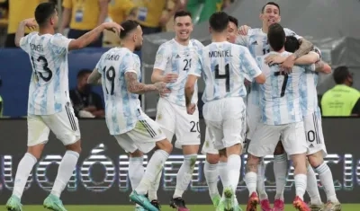 Jugadores de Argentina celebrando el gol de Ángel Di María.
