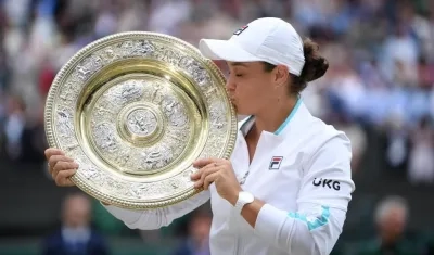 Ashleigh Barty con el trofeo de ganadora de Wimbledon. 