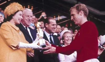 La reina Isabel II entrega la Copa del Mundo a Bobby Moore. 