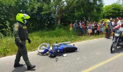 La moto en la que se movilizaba la víctima quedó tirada en la vía. 
