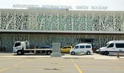 Fachada del aeropuerto de Santa Marta. 