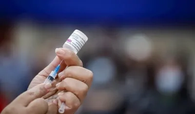 Una enfermera prepara una dosis de la vacuna contra el Covid-19. 