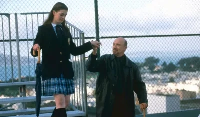 Héctor Elizondo (d) junto a una joven Anne Hathaway (i) en la película "The Princess Diaries" (2001), que este martes cumple veinte años.