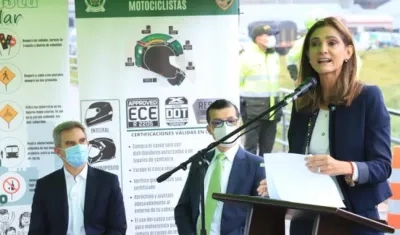 El ministro de Ambiente, Carlos Correa; el supertransporte, y la ministra Ángela María Orozco.
