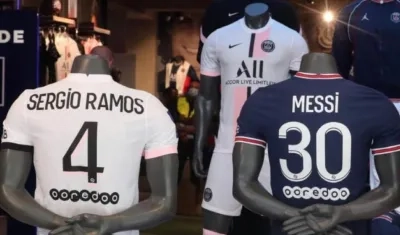 Camisetas a la venta de Ramos y Messi. 