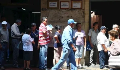 Gente esperando por empleo en Perú. 