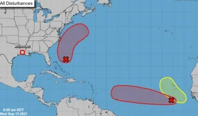 Sistema de baja presión (zona roja del lado derecha) que se dirige al Mar Caribe. 