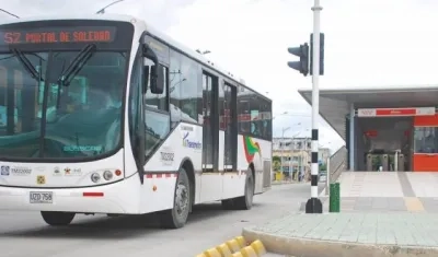 Un bus de Transmetro sobre la Troncal de Murillo. 