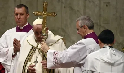 El Papa Francisco en la Basílica de San Pedro durante la bendición Urbi et Otbi.