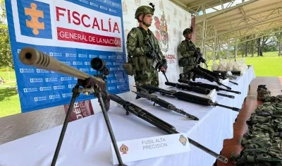 Integrantes del Ejército vigilan un armamento incautado en el Cantón Militar de la Tercera División en Popayán.
