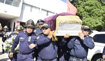 El ataúd con el cuerpo del sargento Javier Solano es llevado en hombros por sus compañeros.